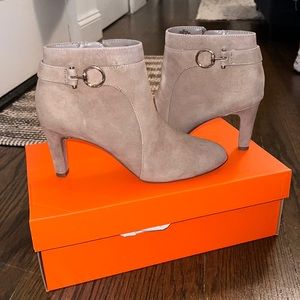 Hardly worn cute suede boots